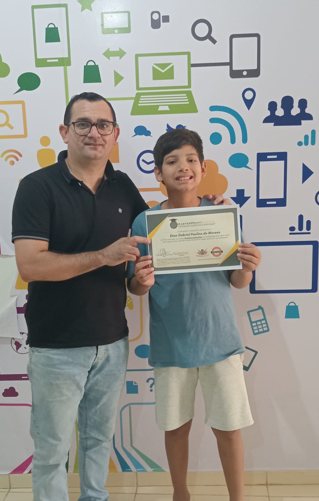 Foto de turma com certificados