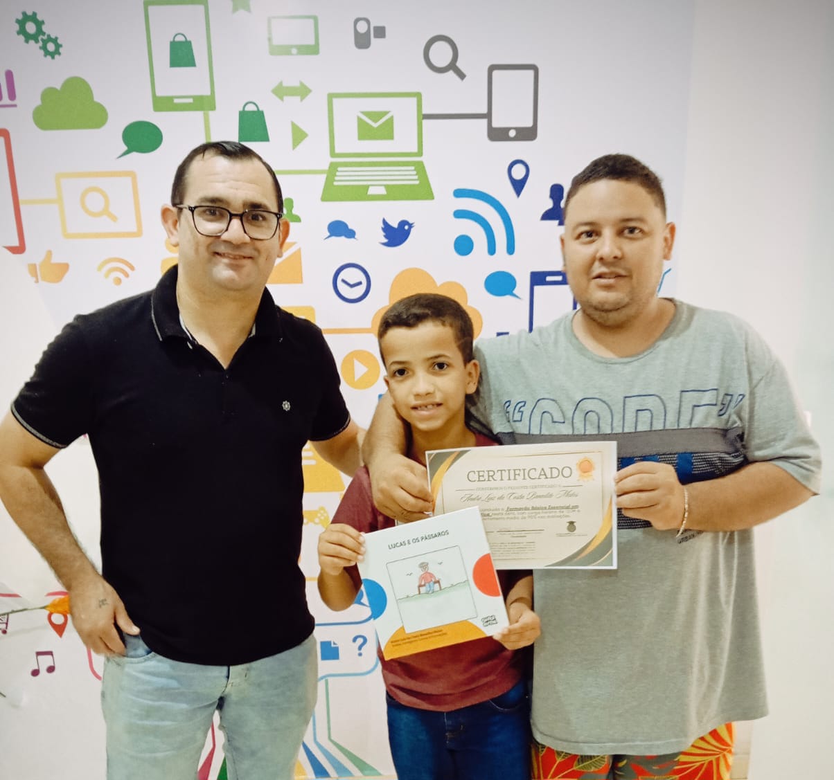 Alunos recebendo certificado