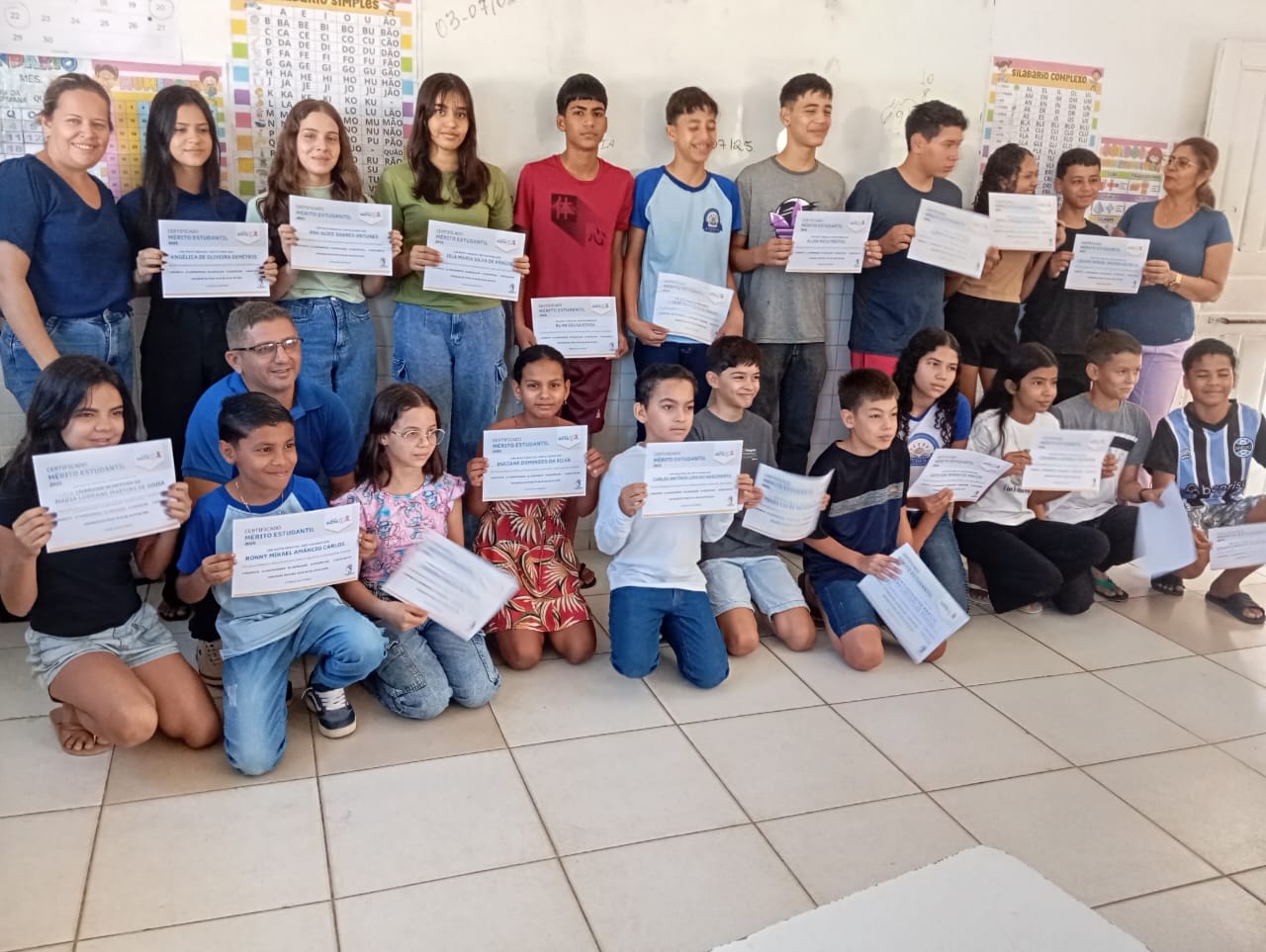 Foto de turma com certificados