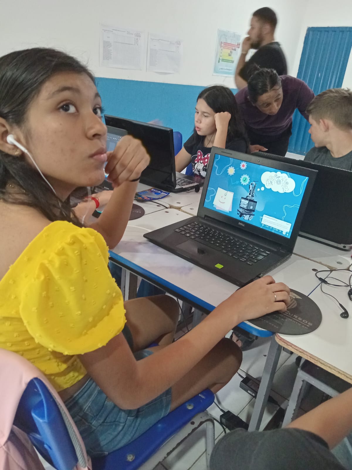 Professora ensinando a alunos, com foco em gestão educacional