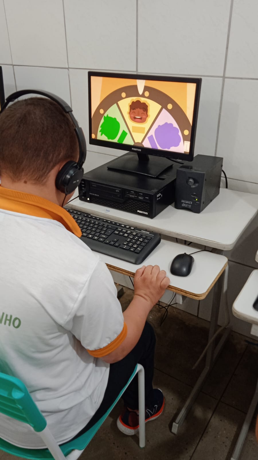 Desenvolvimento web, com código em tela e elementos gráficos